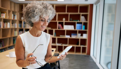 Mujer leyendo tableta